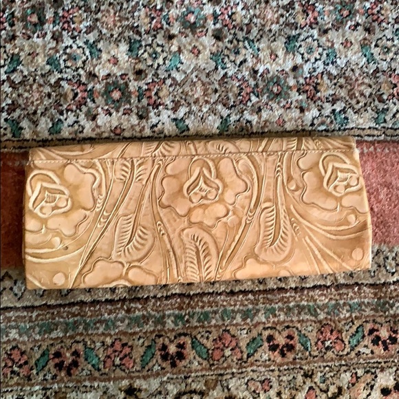 Adrienne Vittadini Envelope leather clutch - Picture 2 of 5